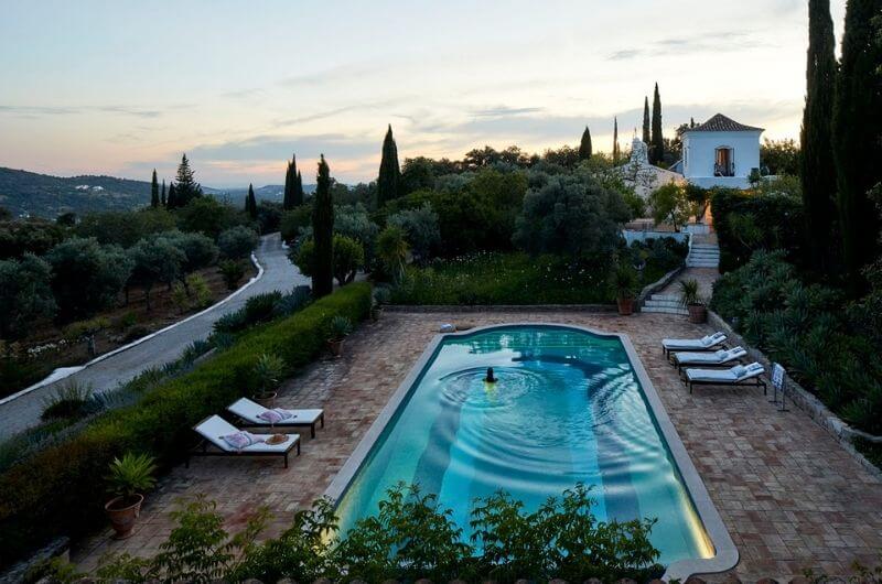 Pool-evening-sunset-Portugal-Design-Luxury-retreat-Algarve-Ferienhaus-Villa-Ferienwohnung-Urlaub-mit-Kind-Familie-Baby-nachhaltig-Monte-Palmeira-Antonia-Benecke