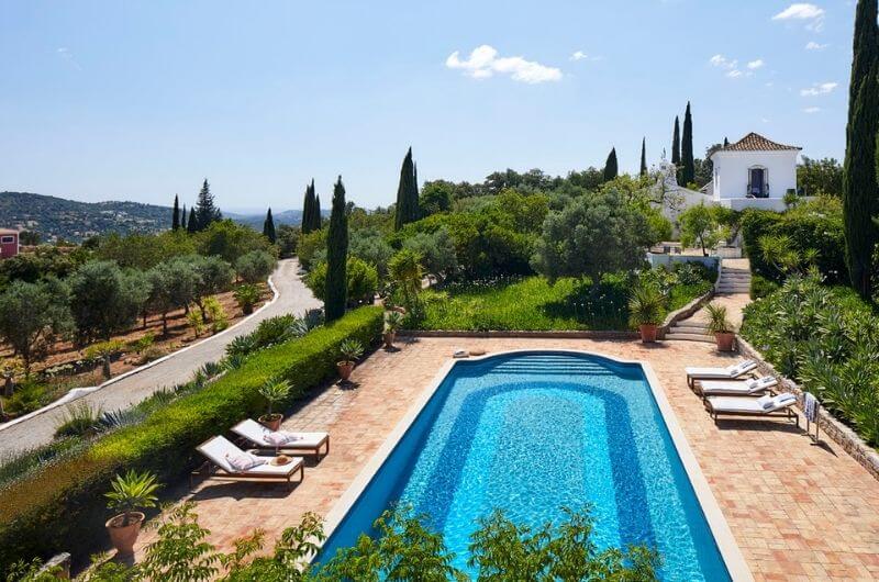 Pool-groß-beautiful-Portugal-Design-Luxury-retreat-Algarve-Ferienhaus-Villa-Ferienwohnung-Urlaub-mit-Kind-Familie-Baby-nachhaltig-Monte-Palmeira-Antonia-Benecke