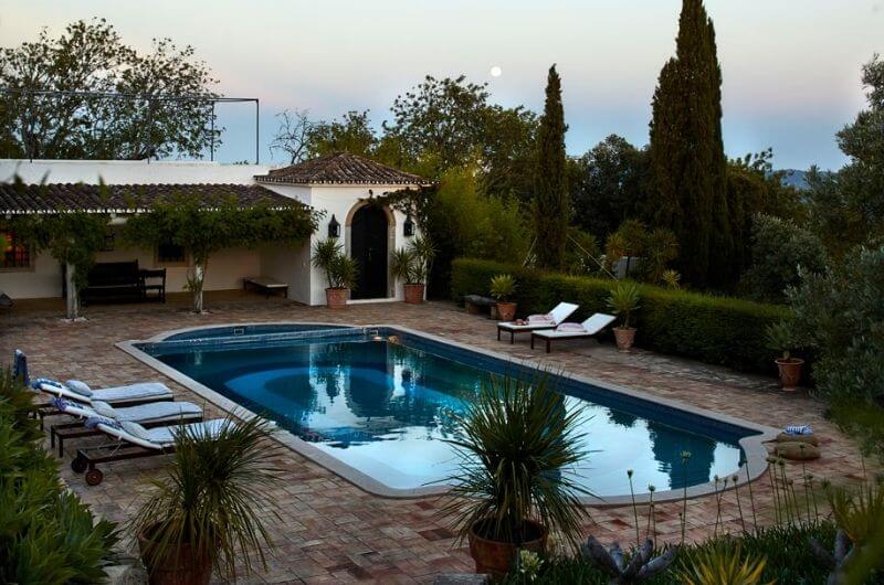 Pool-magic-sunset-Portugal-Design-Luxury-retreat-Algarve-Ferienhaus-Villa-Ferienwohnung-Urlaub-mit-Kind-Familie-Baby-nachhaltig-Monte-Palmeira-Antonia-Benecke