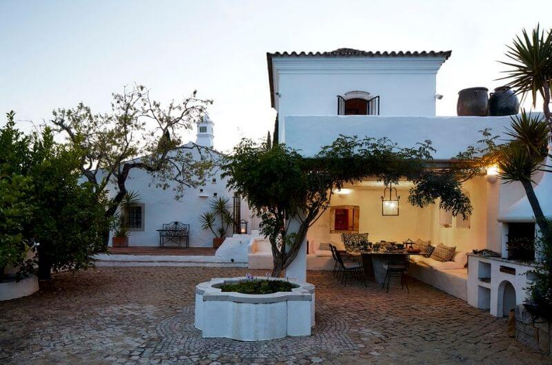 Weißes-Haus-Innenhof-Patio-Portugal-Design-Luxury-retreat-Algarve-Ferienhaus-Villa-Ferienwohnung-Urlaub-mit-Kind-Familie-Baby-nachhaltig-Monte-Palmeira-Antonia-Benecke