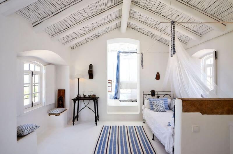 Weißes-Schlafzimmer-minimalistisch-Design-Luxury-retreat-Algarve-Ferienhaus-Villa-Ferienwohnung-Urlaub-mit-Kind-Familie-Baby-nachhaltig-Monte-Palmeira-Antonia-Benecke