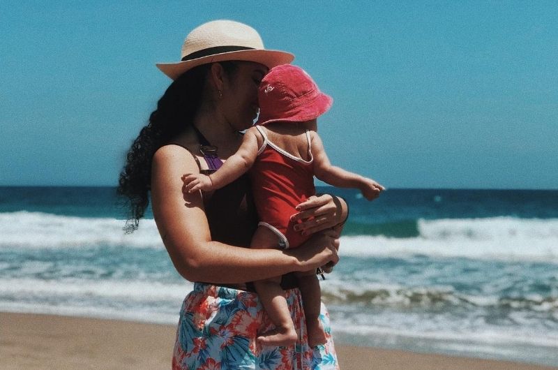 mama-kind-sonnencreme-woman-carrying-her-child-3220990-pexels