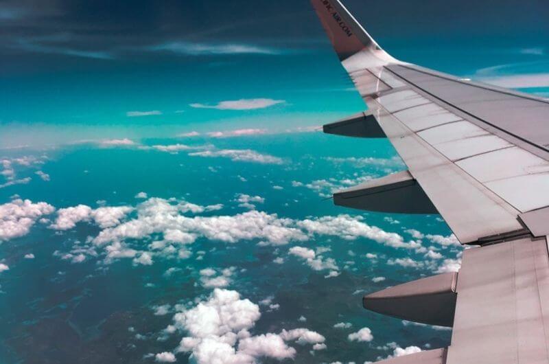 Flugzeug-CO2-Ausstoß-Emission-kompensieren-ausgleichen-Klimagas-Tragfläche-Wolken-Pexels