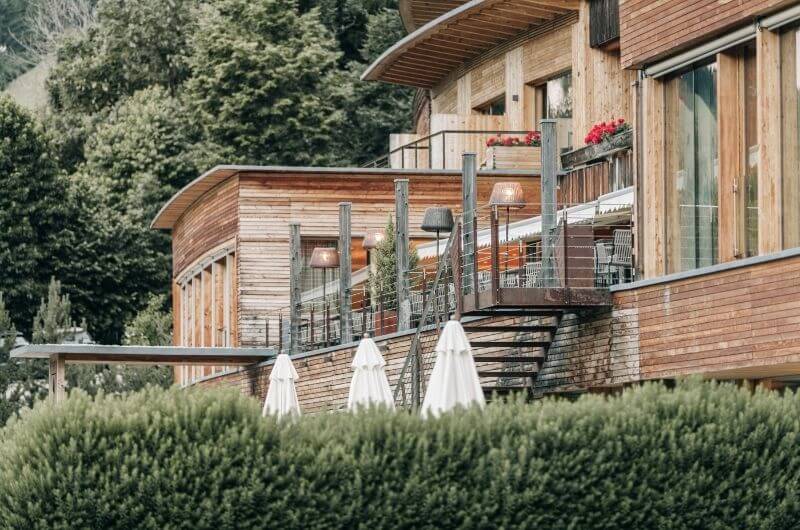 Leitlhof-Außenansicht-Holzhotel-Südtirol-nachhaltig-klimaneutral-urlaub-mit-kind-baby-naturhotel-familien-eco-Foto-Rabensteiner-Mike