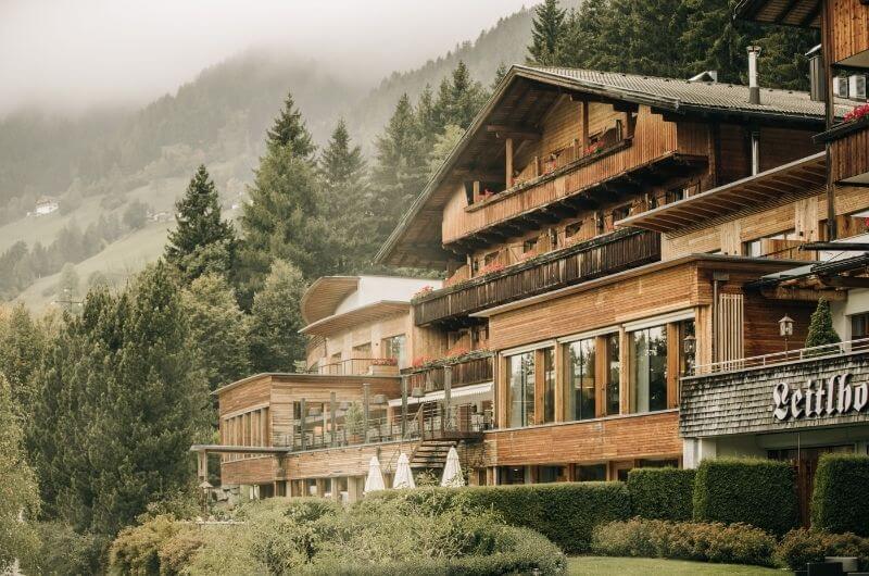 Leitlhof-Außensansicht-Holzhotel-Südtirol-nachhaltig-klimaneutral-urlaub-mit-kind-baby-naturhotel-familien-eco-Foto-Rabensteiner-Mike