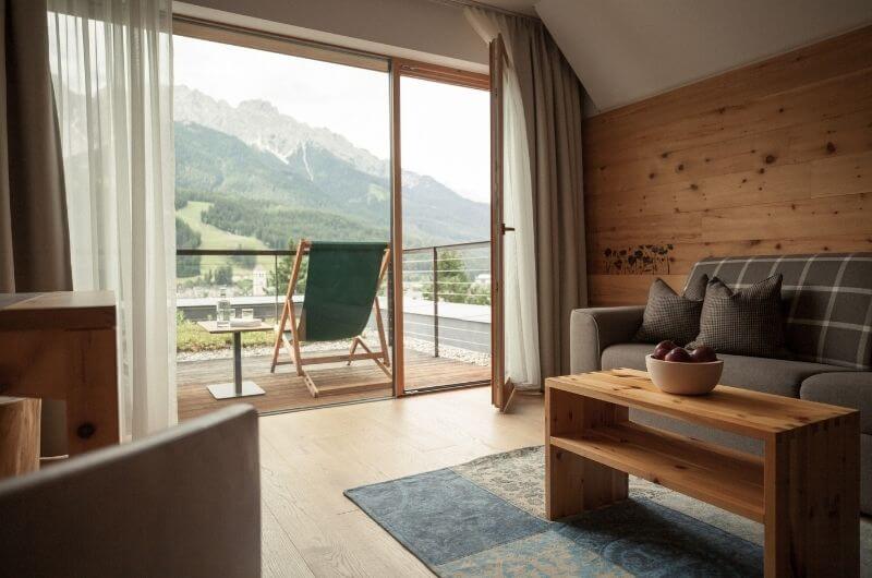 Leitlhof-Zimmer-Südtirol-nachhaltig-klimaneutral-urlaub-mit-kind-baby-naturhotel-holzhotel-familien-eco-Foto-Rabensteiner-Mike