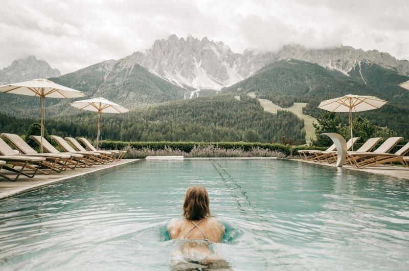 Pool-Berge-Südtirol-Leitlhof-nachhaltig-klimaneutral-urlaub-mit-kind-baby-naturhotel-familien-eco-Foto-Rabensteiner-Mike