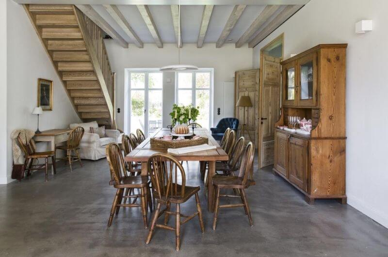 Esszimmer-Gebälk-Ferienwohnung-14-Personen-Ostseehof-Langfeld-Familienurlaub-in-Deutschland-mit-Kindern-Baby-nachhaltig-stylish-Ferien-eco