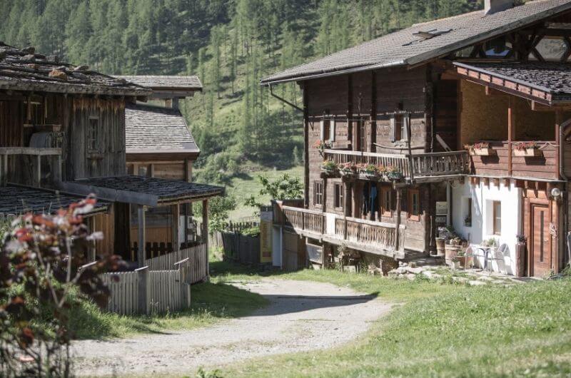 Außenansicht-Oberniederhof-Südtirol-nachhaltiger-Urlaub-stylish-Bauernhof-Familie-Kinder--Familienurlaub-Ferien