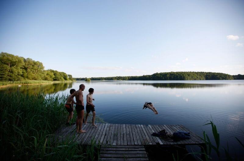Badesee-Schaalsee-Biosphärenreservat-Mecklenburg-Vorpommern-Familienurlaub-in-Deutschland-mit-Kindern-Baby-nachhaltig-stylish-Ferien-eco