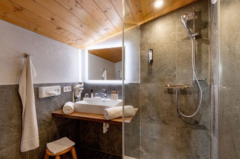 Badezimmer-Hotel-Frohnatur-Tirol-Urlaub-mit-Kind