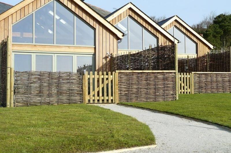 Bodentiefe-Fenster-Merlin-Farm-Cottages-Landhaus-Urlaub-Cornwall-England-UK-Familienurlaub-mit-Kindern-nachhaltig-eco-tourism-meer-bauernhof-strand-hund