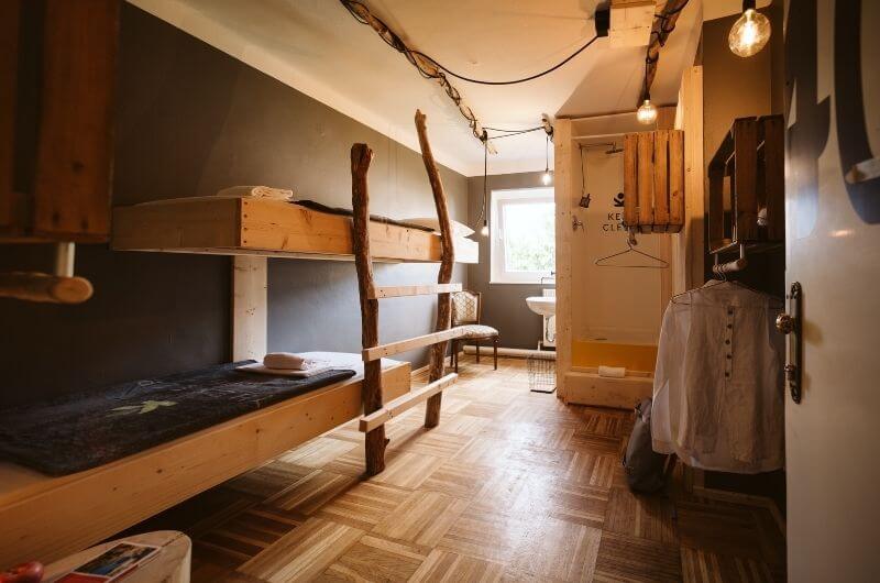 Doppelzimmer-mit-Dusche-Hostel-Hotel-Jugendherberge-Salzburg-familie-mit-Kindern-nachhaltig-sustainable-vegan-vegetarisch-The-Keep-Eco-Residence