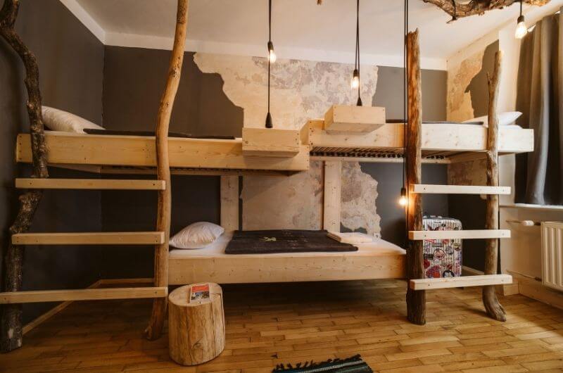 Dreibettzimmer-Frühstücksbuffet-Restaurant-Hostel-Hotel-Jugendherberge-Salzburg-familie-mit-Kindern-nachhaltig-sustainable-The-Keep-Eco-Residence