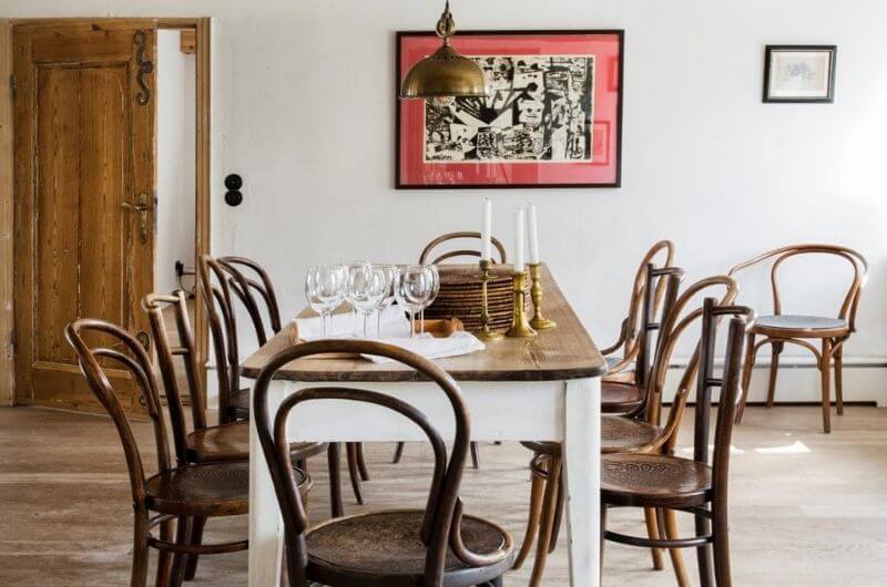 Esszimmer-Haupthaus-lange-Tafel-Ferienwohnungen-Ostseehof-Langfeld-Familienurlaub-in-Deutschland-mit-Kindern-Baby-nachhaltig-stylish-Ferien-eco