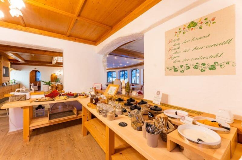 Frühstücksbuffet-Hotel-Frohnatur-Familienhotel-Tirol-Österreich-Garni-nachhaltiger-Urlaub-stylish-Kinder-Familie-Familienurlaub-Ferien-Eco-Bio
