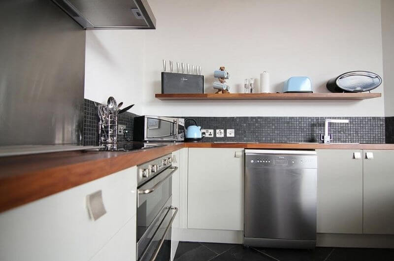 Hochwertige-Küche-Ferienhaus-4-Personen-Merlin-Farm-Cottages-Landhaus-Urlaub-Cornwall-England-UK-Familienurlaub-mit-Kindern-nachhaltig-eco-tourism-meer-bauernhof-strand-hund