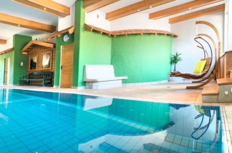 Der Indoor-Pool im familienfreundlichen Hotel Frohnatur in Tirol.