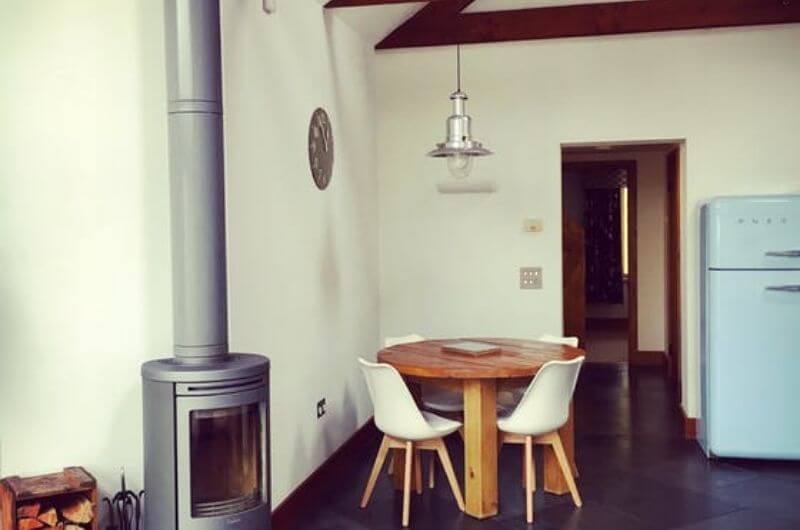 Kamin-Ferienhaus-4-Personen-Merlin-Farm-Cottages-Landhaus-Ferienwohnung-Baby-Urlaub-Cornwall-England-UK-Familienurlaub-mit-Kindern-nachhaltig-eco-tourism-meer-bauernhof-strand-hund