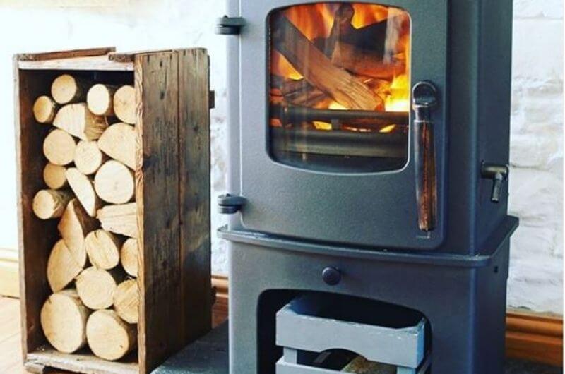 Kamin-Holz-Merlin-Farm-Cottages-Landhaus-Urlaub-Cornwall-England-UK-Familienurlaub-mit-Kindern-nachhaltig-eco-tourism-meer-bauernhof-strand-hund