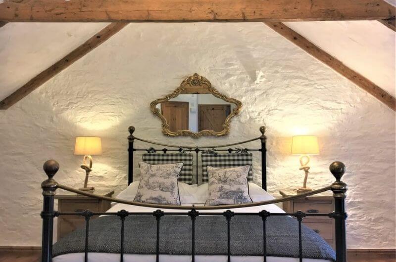 Schlafzimmer-Ferienhaus-4-Personen-Merlin-Farm-Cottages-Ferienhaus-Ferienwohnung-Baby-Urlaub-Cornwall-England-UK-Familienurlaub-mit-Kindern-nachhaltig-eco-tourism-meer-bauernhof-strand-hund
