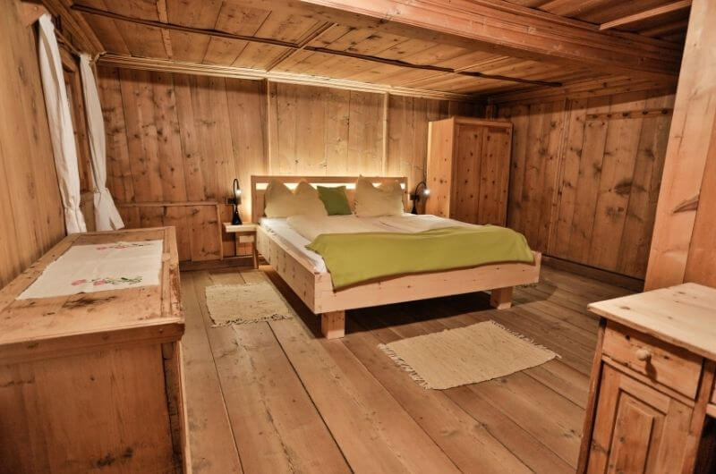 Schlafzimmer-Ferienwohnung-8-Personen-anno1793-Oberniederhof-Südtirol-nachhaltiger-Urlaub-stylish-Bauernhof-Familie-Kinder-Familienurlaub-Ferien