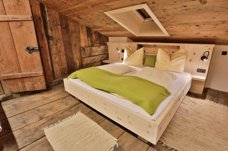 Schlafzimmer-Ferienwohnung-anno1793-8-Personen-Oberniederhof-Südtirol-nachhaltiger-Urlaub-stylish-Bauernhof-Familie-Kinder-Familienurlaub-Ferien