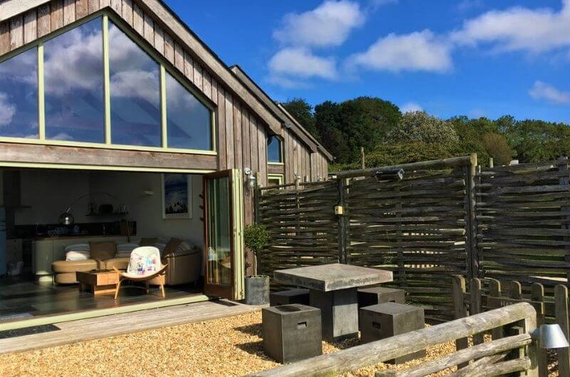 Terrasse-Ferienhaus-4-Personen-Merlin-Farm-Cottages-Landhaus-Ferienwohnung-Baby-Urlaub-Cornwall-England-UK-Familienurlaub-mit-Kindern-nachhaltig-eco-tourism-meer-bauernhof-strand-hund