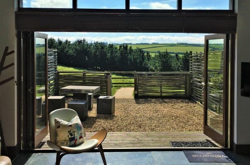Terrassenblick-Ferienhaus-4-Personen-Merlin-Farm-Cottages-Landhaus-Ferienwohnung-Baby-Urlaub-Cornwall-England-UK-Familienurlaub-mit-Kindern-nachhaltig-eco-tourism-meer-bauernhof-strand-hund