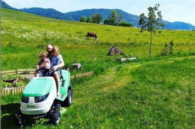Traktor-fahren-Hotel-Frohnatur-Familienhotel-Tirol-Österreich-Garni-nachhaltiger-Urlaub-stylish-Kinder-Familie-Familienurlaub-Ferien-Eco