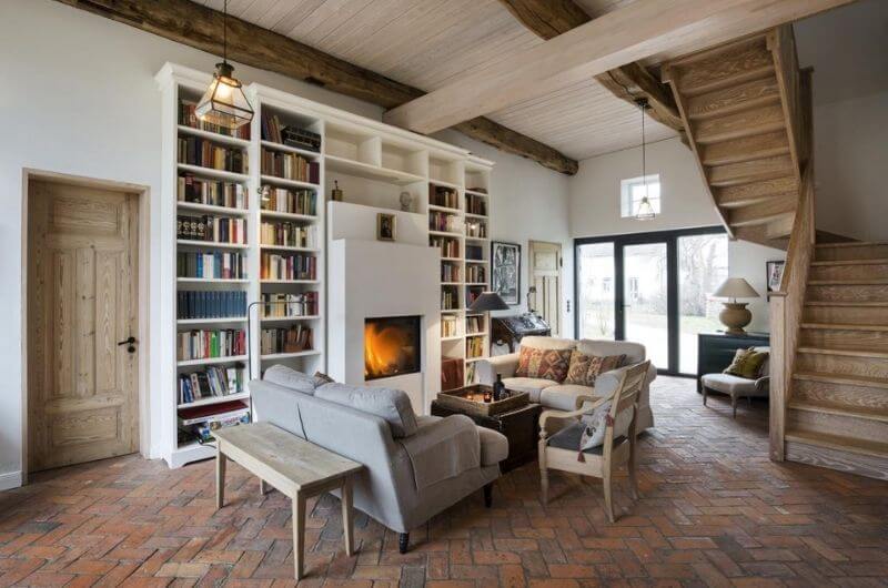 Wohnzimmer-deckenhohes-Bücheregal-Westerscheune-Ferienwohnungen-Ostseehof-Langfeld-Familienurlaub-in-Deutschland-mit-Kindern-Baby-nachhaltig-stylish-Ferien-eco