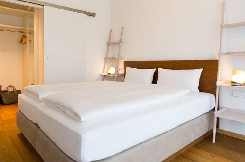 Bett-Hochschwarzwald-ferienwohnung-FederLeicht-mit-kindern-Familienurlaub-WaldFunkeln-Lodge-nachhaltig-bei-freiburg-feldberg-design-modern-sauna