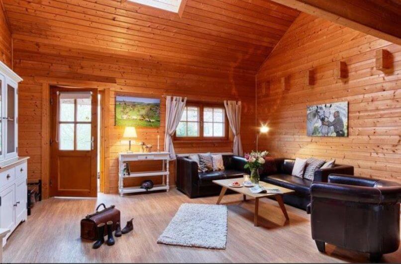 Holzhaus-Wohnzimmer-Ferien-Ferienhof-Hardthöhe-Mittelrhein-Reiterhof-Urlaub-Bauernhof-mit-Kindern-nachhaltig-bio-Wellness-Luxus-Chalet-rlp-familie-ferienwohnung-baby-hoftiere