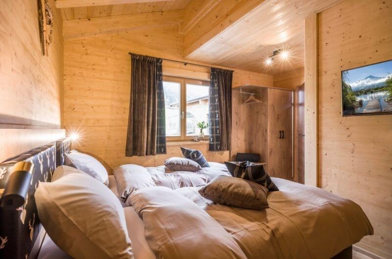 Schlafzimmer-Ferienwohnung-Kinder-Chalet-Urlaub-Familie-Traumurlaub-nachhaltig-Kitzbüheler-Alpen-Tirol-Johann-Narzenhof-Bauernhof-Luxus