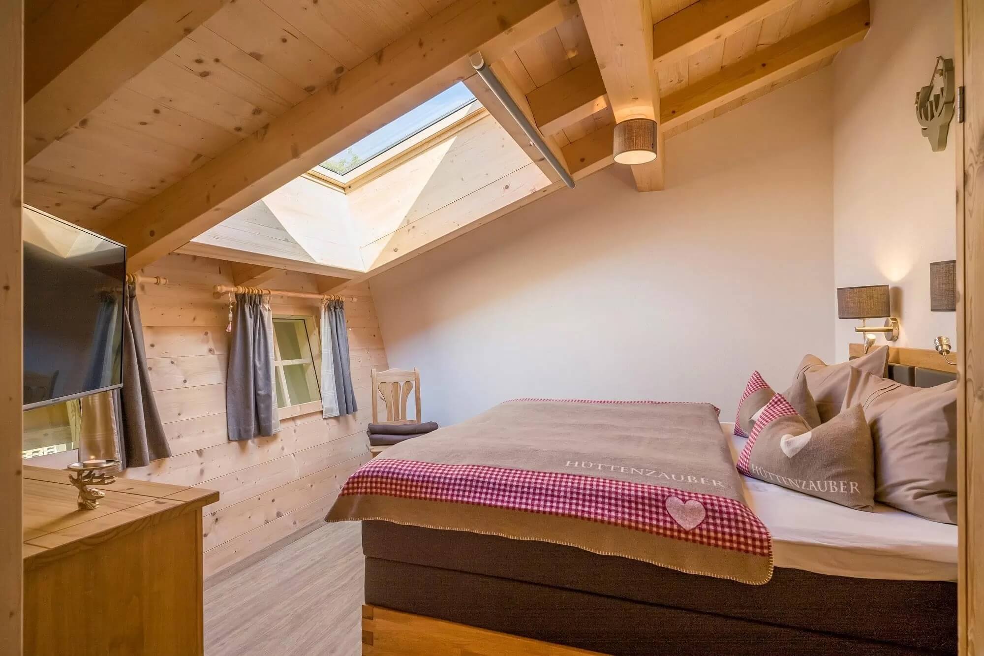 Schlafzimmer-Holz-Tirol-Johann-Narzenhof-Bauernhof-Luxus-Ferienwohnung-Kinder-Chalet-Urlaub-Familie-Skiurlaub-nachhaltig