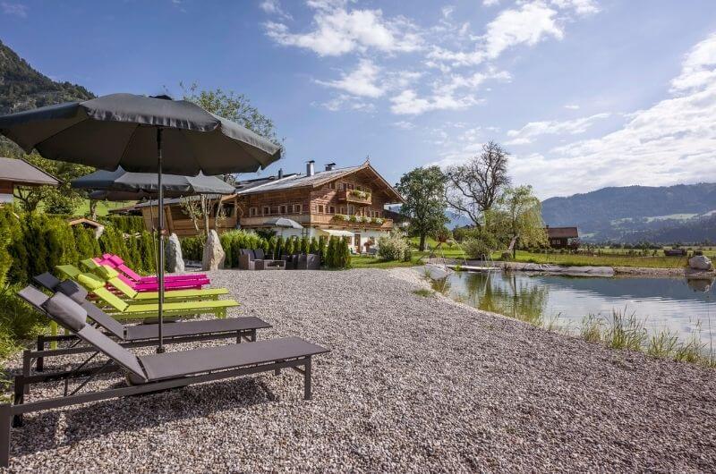 Schwimmteich-modern-Familienurlaub-Ferienwohnung-Kinder-Chalet-Urlaub-Familie-Traumurlaub-nachhaltig-Kitzbüheler-Alpen-Tirol-Johann-Narzenhof-Bauernhof-Luxus