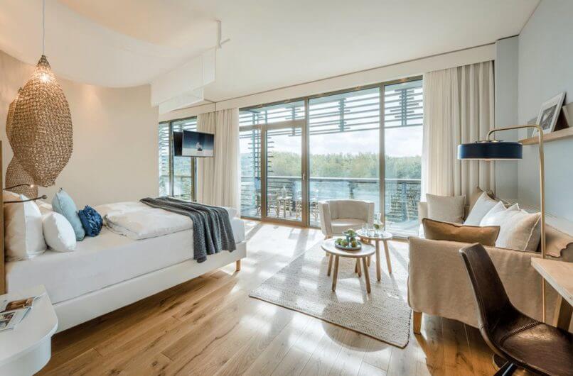 hotel-spa-seezeitlodge-bostalsee-zimmer-suiten-kleine-suite-bett-günter-standl