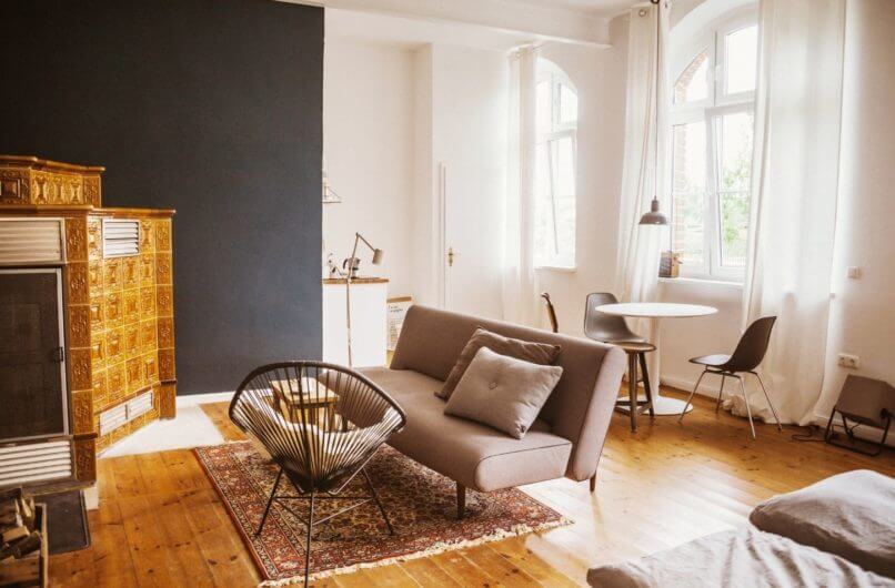 Kachelofen-Wohnzimmer-ferienhaus-berlin-brandenburg-ferienwohnung-mit-kindern-8-personen-alte-schule-mieten-boot-hund-alleinlage-design-groß-familienurlaub