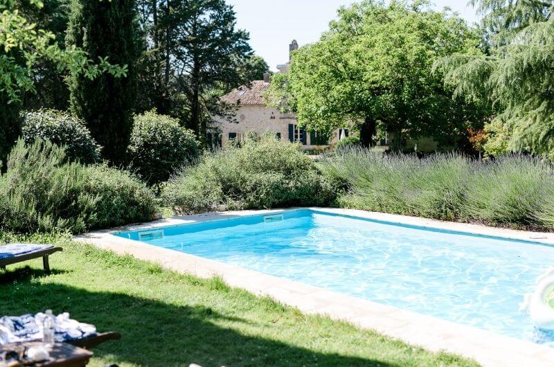 Pool-zwischen-Lavendel-Zypressen-Manoir-Laurette-Bed-and-Breakfast-Boutique-Hotel-Frankreich-Bordeaux-Familie-Urlaub-mit-Kindern-Atlantik-romantisch