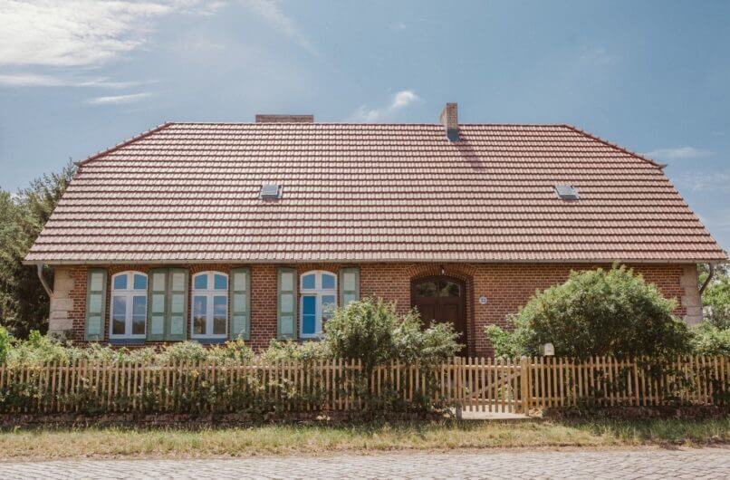 backsteinhaus-ferienhaus-berlin-brandenburg-ferienwohnung-mit-kindern-8-personen-alte-schule-mieten-mit-kamin-boot-hund-alleinlage-design-groß-familie-gruppen-junggesellinnenabsch