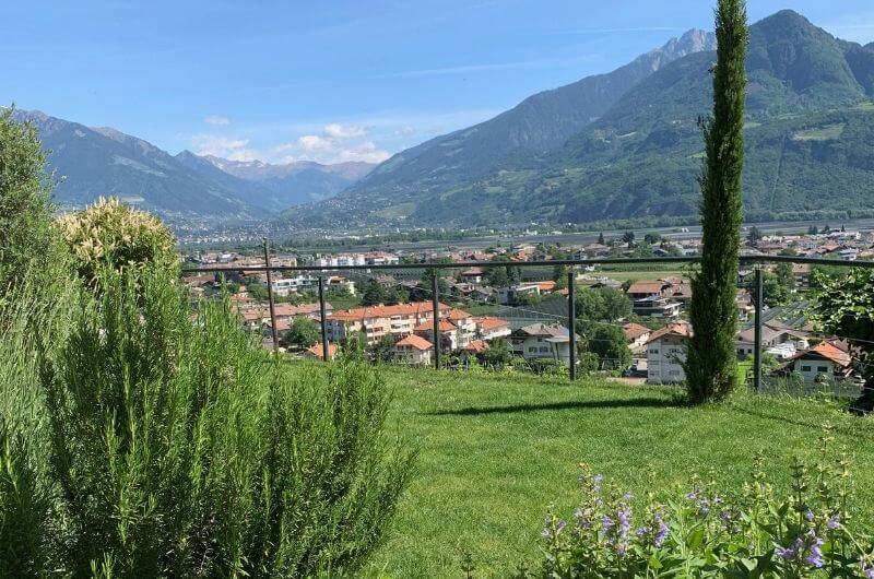 Aussicht-Lana-Südtirol-Ferienwohnung-neu-auf-dem-bauernhof-familienfreundlich-bei-bozen-nähe-meran-stöckler-hof-mit-pool-kinder-baby-frühstück-fewo-4-personen-lamas-bergen-nachhaltig