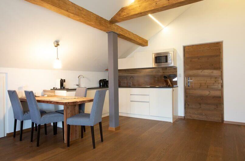 Brandis-Suite-Essbereich-Stöckler-Hof-Urlaub-mit-Kind-im-Meraner-Land-Südtirol-mit-Pool-Bauernhof-Ferienwohnung-neu-modern