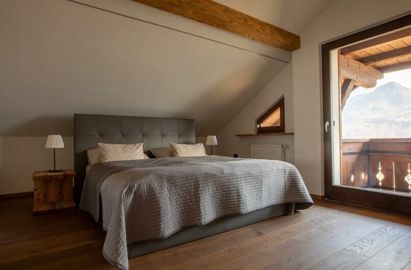 Meraner-Suite-Schlafzimmer-Stöckler-Hof-Urlaub-mit-Kind-im-Meraner-Land-Südtirol-mit-Pool-Bauernhof-Ferienwohnung-neu-modern