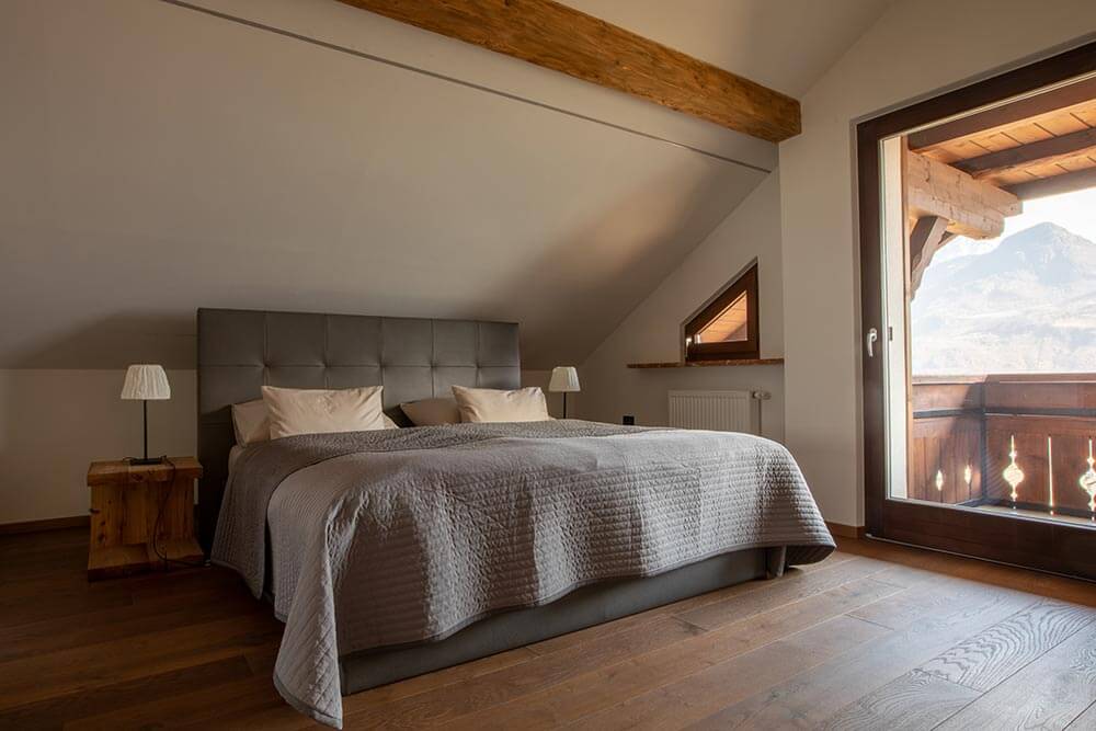Meraner-Suite-Schlafzimmer-Stöckler-Hof-Urlaub-mit-Kind-im-Meraner-Land-Südtirol-mit-Pool-Bauernhof-Ferienwohnung-neu-modern