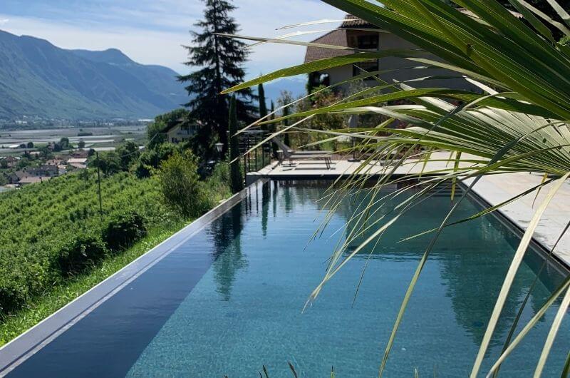 Pool-Palmen-Südtirol-Ferienwohnung-neu-auf-dem-bauernhof-familienfreundlich-lana-bei-bozen-nähe-meran-umgebung-kinder-baby-frühstück-lamas-bergen-nachhaltig-stylish-stöckler-hof