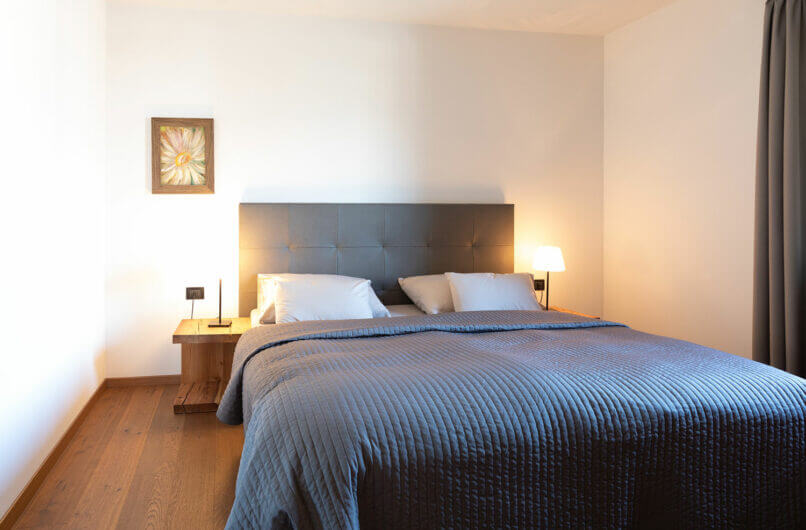Schlafzimmer-Margarethen-Stüberl-Stöckler-Hof-Südtirol-Urlaub-familie-mit-Kind-baby-Nähe-Bozen-Meran-nachhaltig-Ferienwohnung