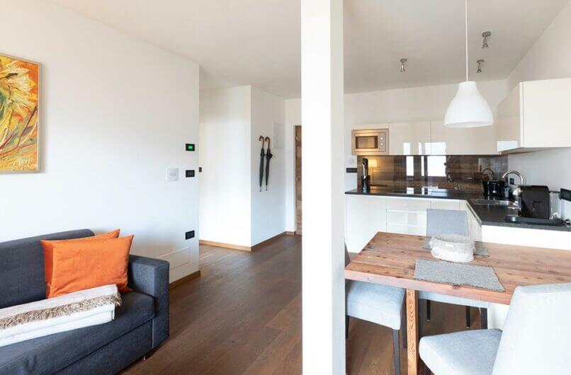 Stöckler-Stüberl-Wohnzimmer-Ferienwohnung-Südtirol-Bauernhof-Urlaub-mit-Kind-Baby-Pool-Lana-Meraner-Land