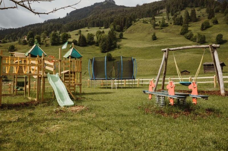 Spielplatz-Schmiedhofgut-ferien-auf-dem-luxus-bauernhof-mit-pool-biopool-salzburger-land-grossarl-urlaub-mit-kleinkind-baby-familie-chaletstil-ferienwohnung-für-6-personen-alpen-berge