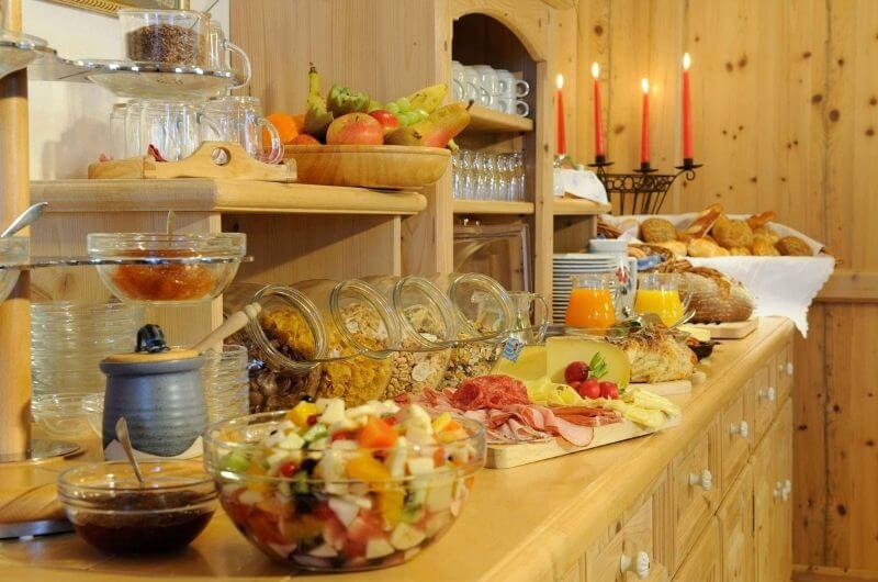 Frühstücksbüffet-urlaub-auf-dem-bauernhof-am-chiemsee-chiemgau-luxus-ferienbauernhof-unterkunft-ferienwohnung-kinderfreundlich-mit-frühstück-mit-pferden-reiten-moierhof
