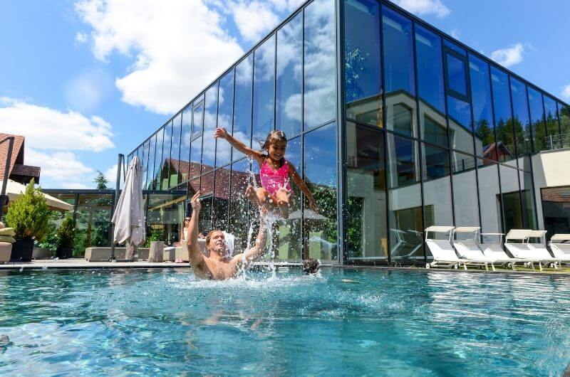 Familien-Schwimmbad-Badespaß-Familienhotel-Luxus-Kinderhotel-im-bayerischen-Wald-all-inclusive-4-sterne-ulrichshof-außenpool-familie-kindern-nachhaltig-Kinderbetreuung-Michaela-Lankes